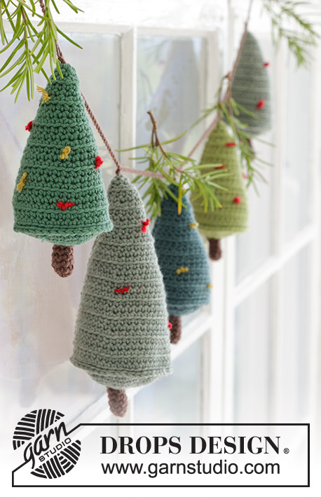 Christmas Woods Garland / DROPS Extra 0-1578 - Ornamentos para a árvore de Natal crochetados de cima para baixo, em DROPS Merino Extra Fine. Tema: Natal.