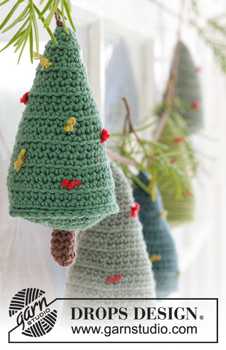 Christmas Woods Garland / DROPS Extra 0-1578 - Ornamentos para a árvore de Natal crochetados de cima para baixo, em DROPS Merino Extra Fine. Tema: Natal.