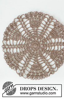 Winter Branches Doily / DROPS Extra 0-1580 - Crocheted place mat in DROPS Bomull-Lin. The piece is worked in a circle, from the middle outwards. Theme: Christmas.