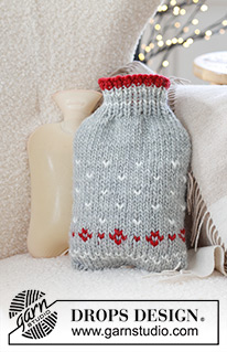 Christmas Sparkle Hot Bottle Cover / DROPS Extra 0-1582 - Pokrowiec na termofor na drutach, z włóczki DROPS Snow. Przerabiany od dołu do góry, w paski i z żakardem norweskim. Temat: Boże Narodzenie.