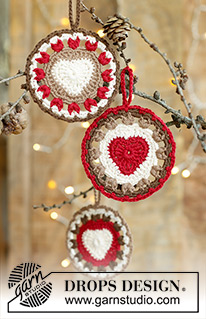 Bright Hearts / DROPS Extra 0-1583 - Decoração de Natal em forma de coração em croché em DROPS Safran. Tema: Natal.
