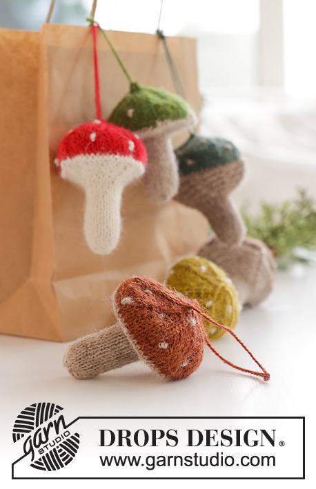 Enchanted Mushrooms / DROPS Extra 0-1584 - Gebreide paddestoel/kerstdecoratie in Alpaca met ribbelsteek of tricotsteek en Franse knopen. Het werk wordt van onder naar boven gebreid. Thema: Kerst.