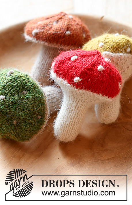 Enchanted Mushrooms / DROPS Extra 0-1584 - Decoração de Natal / Cogumelo tricotado em Alpaca, em ponto jarreteira ou em ponto meia com ponto de nós. Tricota-se de cima para baixo. Tema: Natal.