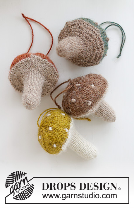 Enchanted Mushrooms / DROPS Extra 0-1584 - Décoration de Noël / Champignon tricoté en Alpaca, au point mousse ou jersey avec point de nœuds.  Se tricote de bas en haut. Thème: Noël.