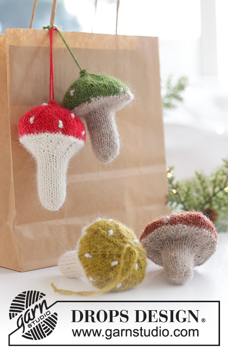 Enchanted Mushrooms / DROPS Extra 0-1584 - Décoration de Noël / Champignon tricoté en Alpaca, au point mousse ou jersey avec point de nœuds.  Se tricote de bas en haut. Thème: Noël.