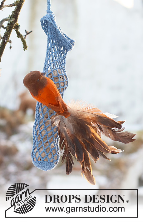 Merry Chirping / DROPS Extra 0-1585 - Filet crocheté pour nourriture pour oiseaux, en DROPS Safran. Se crochète en point ajouré. Thème: Noël