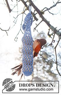 Merry Chirping / DROPS Extra 0-1585 - Red de ganchillo para comida de pájaros en DROPS Safran. La labor está realizada con patrón de calados. Tema:Navidad