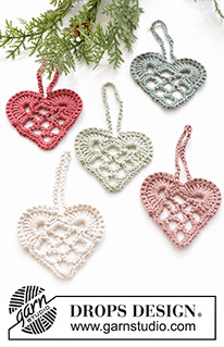 Give You My Heart / DROPS Extra 0-1586 - Vánoční ozdoba srdíčko háčkované z příze DROPS Muskat. Motiv: Vánoce.