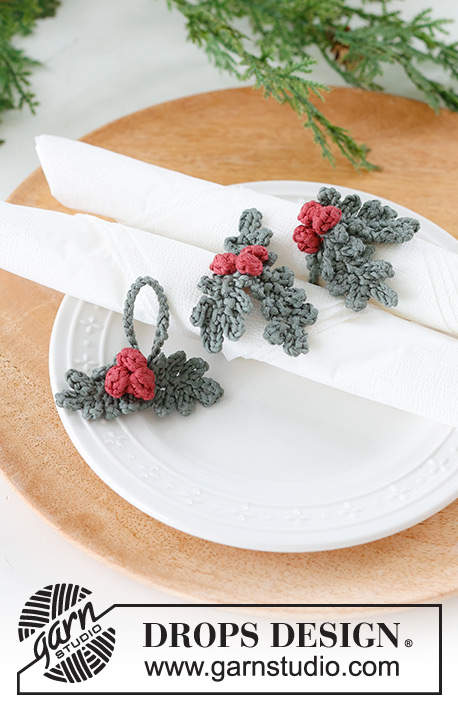Holly Napkin Rings / DROPS Extra 0-1588 - Decoração de Natal / Argola de guardanapo em forma de tronco em croché em DROPS Muskat. Tema: Natal.
