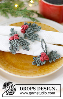 Holly Napkin Rings / DROPS Extra 0-1588 - Décoration de Noël / Rond de serviette branche de houx crocheté en DROPS Muskat. Thème: Noël.