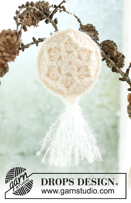 Frozen Flowers / DROPS Extra 0-1589 - Vánoční ozdoba koule / baňka s reliéfním vzorem, hvězdou a střapcem háčkovaná z příze DROPS BabyMerino a DROPS Kid-Silk. Motiv: Vánoce.