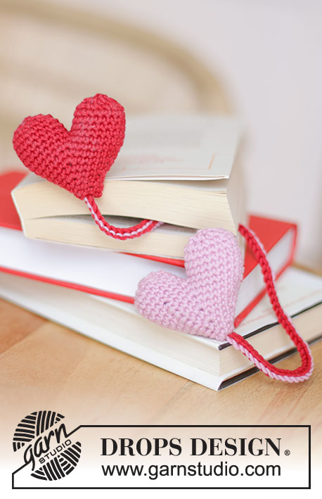 Book Lovers / DROPS Extra 0-1592 - Marcador de livro crochetado com corações, em DROPS Merino Extra Fine.
Tema: São Valentim.