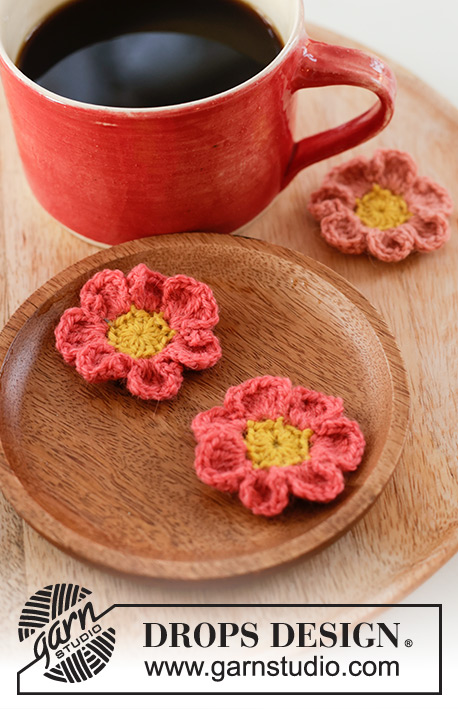 Spring Daisies / DROPS Extra 0-1594 - Crocheted flower in DROPS Alpaca. The piece is worked in the round, from the middle out.