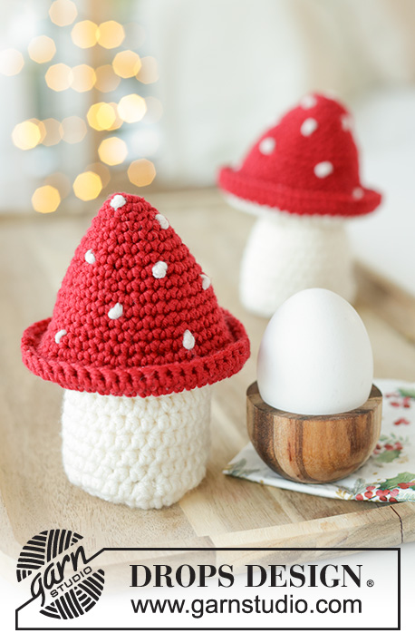 Festive Toadstools / DROPS Extra 0-1602 - Funda térmica para huevos a ganchillo en forma de hongo / seta, en DROPS Merino Extra Fine. Tema: Navidad.