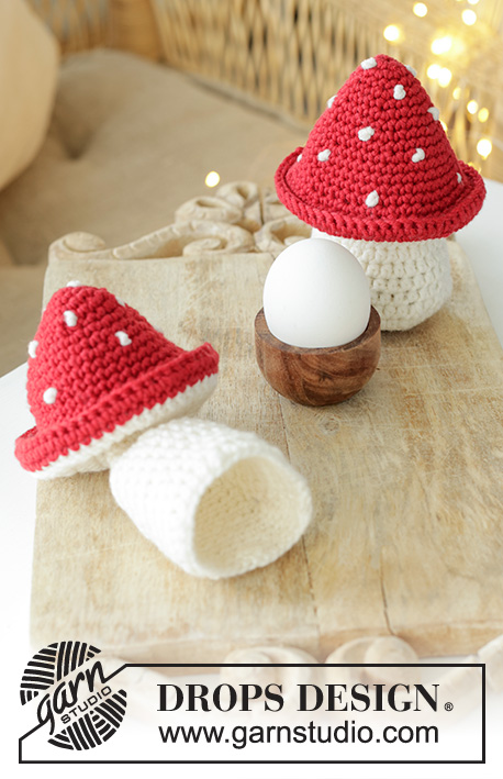 Festive Toadstools / DROPS Extra 0-1602 - Crocheted mushroom egg cosy / fly agaric in DROPS Merino Extra Fine. Theme: Christmas.