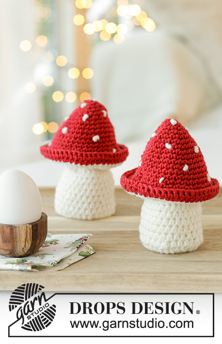Festive Toadstools / DROPS Extra 0-1602 - Couvre-œuf champignon / amanite tue-mouche crochetée en DROPS Merino Extra Fine. Thème: Noël.