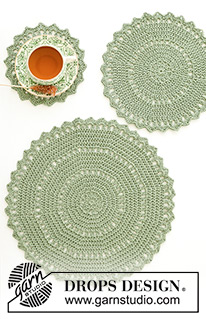 Festive Circles / DROPS Extra 0-1605 - Virkatut lasinalunen, lautasalusta ja pöytätabletti DROPS Belle-langasta. Teema: Joulu.