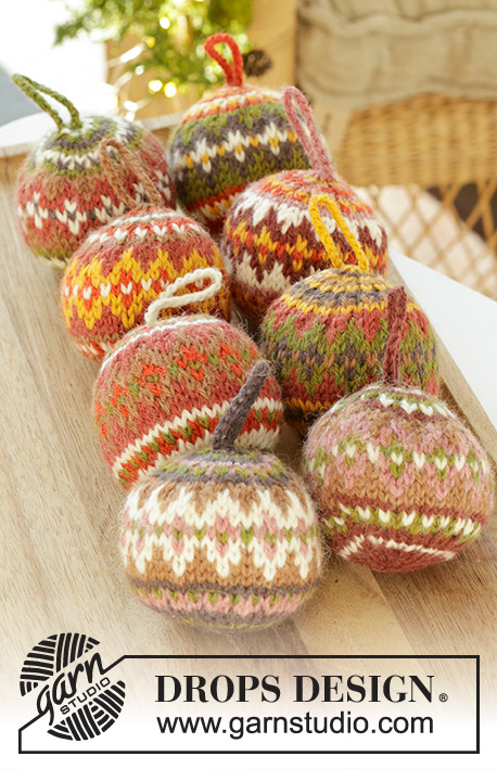 Jolly Holly Days / DROPS Extra 0-1607 - Vánoční ozdoby - baňky s pestrobarevným norským vzorem pletené v kruhových řadách z příze DROPS Lima. Motiv: Vánoce.