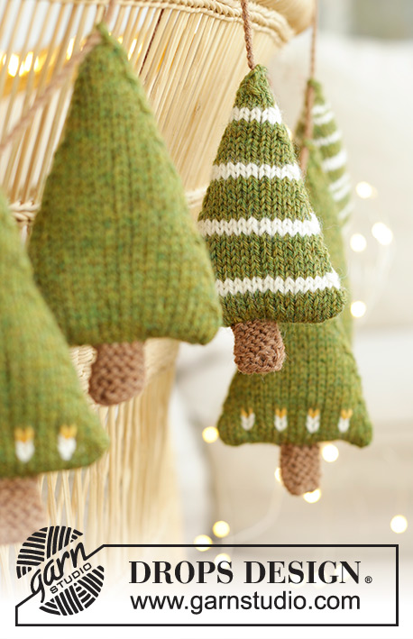 Christmas Woods / DROPS Extra 0-1609 - Sapins de Noël tricotés en DROPS Lima. Se tricotent de bas en haut. Thème: Noël.