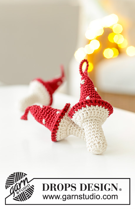 Lucky Mushrooms / DROPS Extra 0-1610 - Cogumelo de Natal crochetado em DROPS Muskat. Tema: Natal.