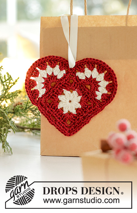 By Heart / DROPS Extra 0-1611 - Crocheted heart Christmas decoration in DROPS Muskat. Theme: Christmas.
