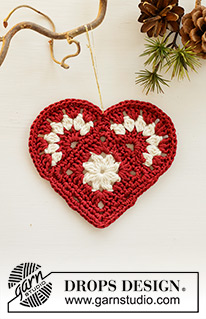 By Heart / DROPS Extra 0-1611 - Vánoční ozdoba srdíčko háčkované z příze DROPS Muskat. Motiv: Vánoce