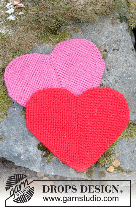 Heart Seatpad / DROPS Extra 0-1620 - Almofada de assento / coração tricotado com 2 fios DROPS Snow. Tricota-se em idas e voltas em forma de dominó com um semicírculo nos lados. Tema: São Valentim.