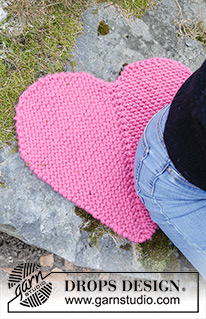 Heart Seatpad / DROPS Extra 0-1620 - Gebreide zitmat / hart in 2 draden DROPS Snow. Het werk wordt heen en weer gebreid als een dominovierkant met bogen op 2 van de zijkanten. Thema: Valentijn.