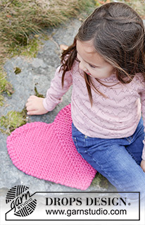 Heart Seatpad / DROPS Extra 0-1621 - Almofada de assento / coração tricotado para criança com 2 fios DROPS Snow. Tricota-se em idas e voltas em forma de dominó com um semicírculo nos lados. Tema: São Valentim.
