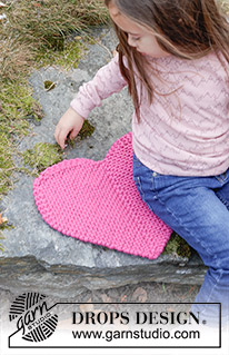 Heart Seatpad / DROPS Extra 0-1621 - Coussin d’assise / cœur tricoté pour enfant avec 2 fils DROPS Snow. Se tricote en allers et retours en forme de domino avec un demi-cercle sur les côtés. Thème : Saint Valentin.