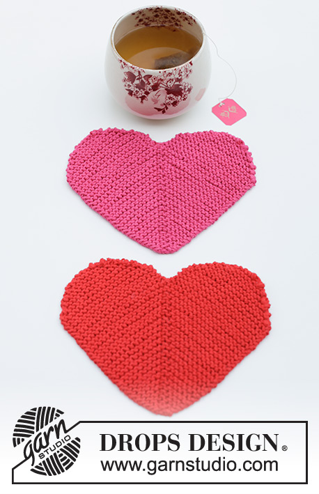 Heart Coasters / DROPS Extra 0-1622 - Base para copos em forma de coração tricotada em DROPS Cotton Light. Tricota-se em idas e voltas em forma de dominó, com semicírculos nos lados. Tema: São Valentim.