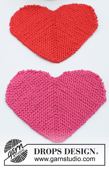 Heart Coasters / DROPS Extra 0-1622 - Podkładka pod kubek na drutach, w kształcie serca, z włóczki DROPS Cotton Light. Przerabiana w tę i z powrotem, w formie domino, z półokręgami na bokach. Temat: Walentynki.