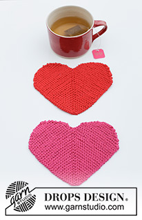 Heart Coasters / DROPS Extra 0-1622 - Base para copos em forma de coração tricotada em DROPS Cotton Light. Tricota-se em idas e voltas em forma de dominó, com semicírculos nos lados. Tema: São Valentim.