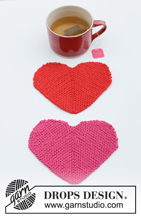 Heart Coasters / DROPS Extra 0-1622 - Gebreide onderzetter/hart in DROPS Cotton Light. Het werk wordt heen en weer gebreid als een dominovierkant met bogen op 2 van de zijkanten. Thema: Valentijn.