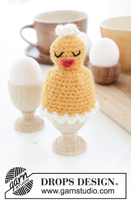 Happy Easter Hatch / DROPS Extra 0-1624 - Crocheted egg-cosy with chick in DROPS Air. Theme: Easter.
