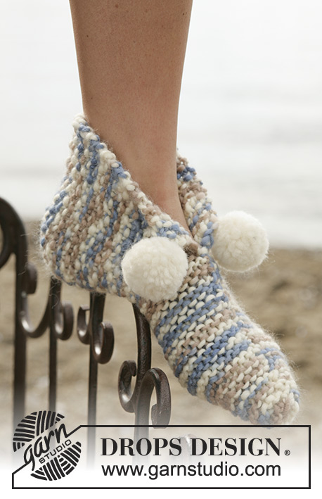 Pixie Pom / DROPS Extra 0-406 - Knitted slippers with pompons in Snow