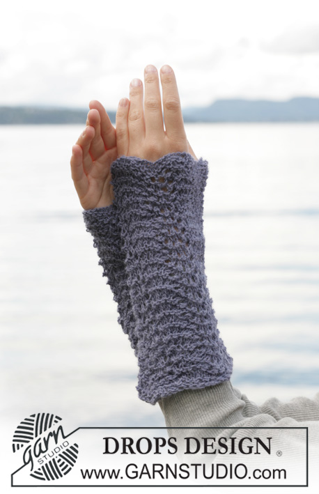 Hand it to You / DROPS Extra 0-415 - DROPS Wrist warmers with Wavy pattern in ”Alpaca” 