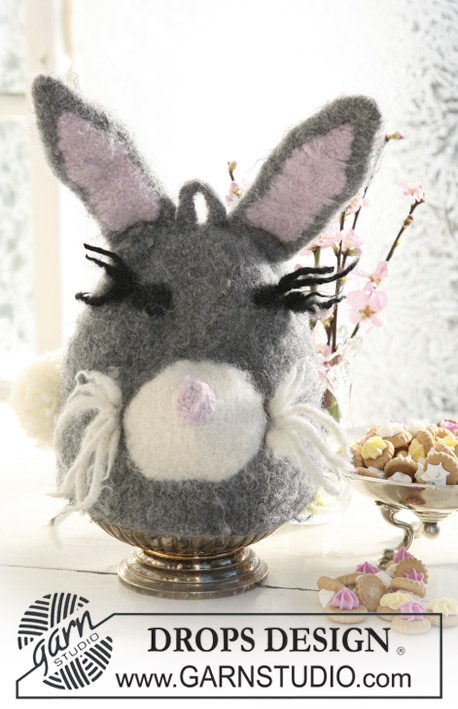 Miss Bunny / DROPS Extra 0-508 - Felted DROPS egg warmer/tea warmer knitted as funny Easter bunny in ”Snow”.