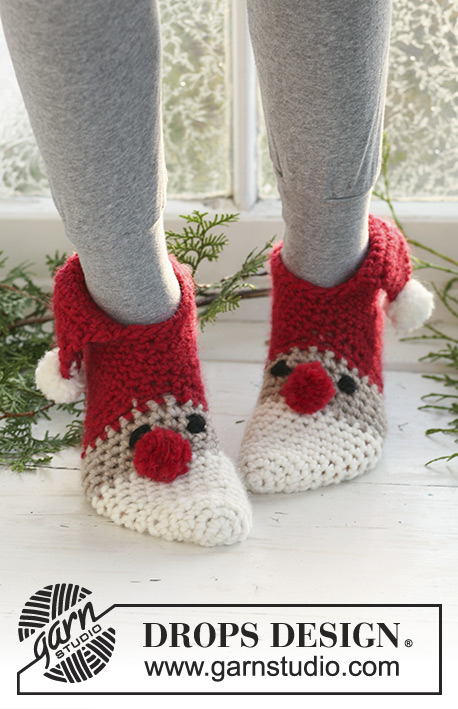 Sneaky Santa / DROPS Extra 0-523 - Hæklede tøfler til baby, børn og dame i DROPS Snow, Tøflerne hækles som julenissetøfler med øjne, næse og pomponer. Størrelse 22-44. Tema: Jul