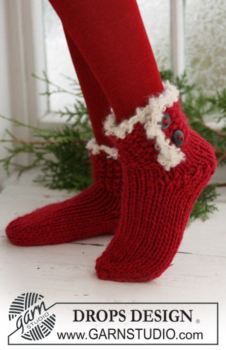 Santa's Boots / DROPS Extra 0-524 - Knitted DROPS Christmas socks in ”Snow” with crochet border in ”Puddel”.