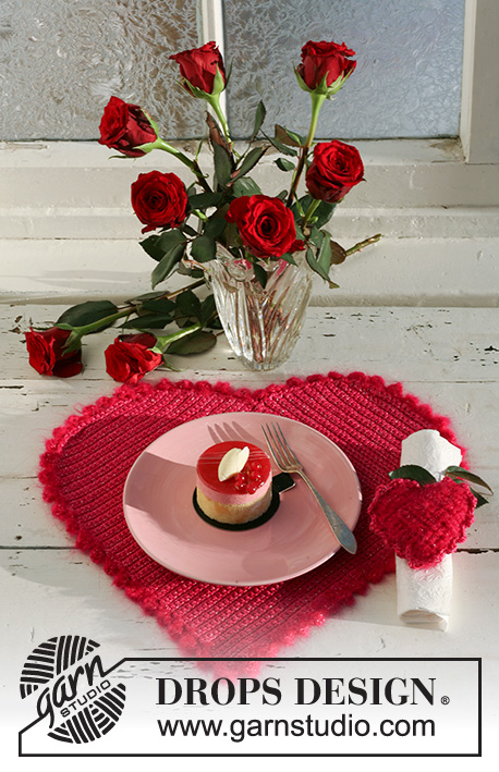 Heart's Delight / DROPS Extra 0-533 - Set de table en forme de cœur et rond de serviette crochetés en DROPS Cotton Viscose, DROPS Vienna et DROPS Glitter.