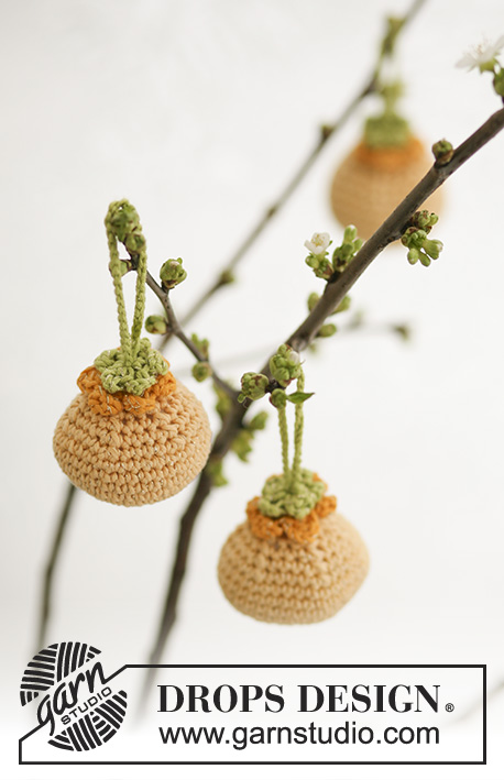 Easter Acorns / DROPS Extra 0-543 - Crochet DROPS Easter balls with flowers in ”Safran” + ”Glitter”.