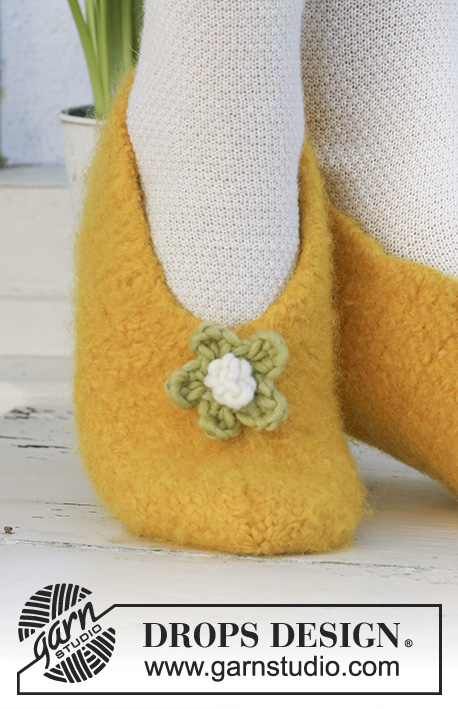 Daffodil Dancers / DROPS Extra 0-546 - Gevilte DROPS slippers voor Pasen van “Snow”. Maat 26 tot 44.
