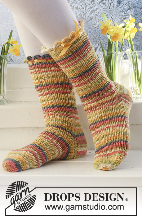 Chick to Chick / DROPS Extra 0-552 - Short DROPS Easter socks with rib in”Fabel”. 
Sizes from child 9 to woman 10½. 
