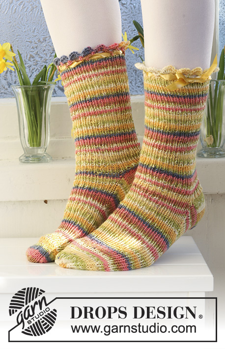 Chick to Chick / DROPS Extra 0-552 - Short DROPS Easter socks with rib in”Fabel”. 
Sizes from child 9 to woman 10½. 
