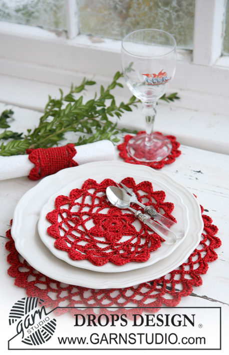 DROPS Extra 0-564 - Crochet table mat and serviette ring in DROPS Cotton Viscose and 4 treads DROPS Glitter. Theme: Christmas 