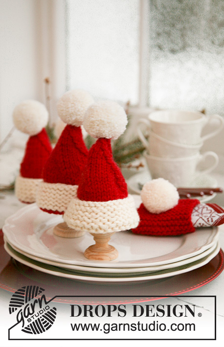 Santa's Breakfast / DROPS Extra 0-569 - Gestrickter Eierwärmer und Serviettenring in DROPS Alaska. Der Eierwärmer wird als Weihnachtsmütze mit Pompon gestrickt. Thema: Weihnachten