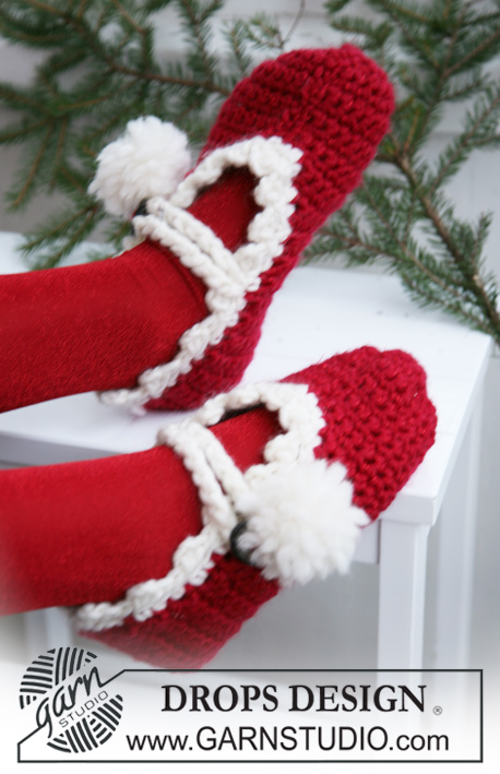 Mary Xmas / DROPS Extra 0-578 - Zapatillas a ganchillo para niños y adultos en DROPS Snow y DROPS Glitter. Se trabajan como zapatillas navideñas con pompón. Talla: 35-43. Tema: Navidad