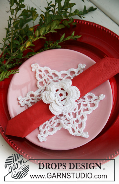 DROPS Extra 0-584 - Gehäkelter Tischdeko als Stern mit Serviettenring als Blume in DROPS Cotton Viscose. Thema: Weihnachten