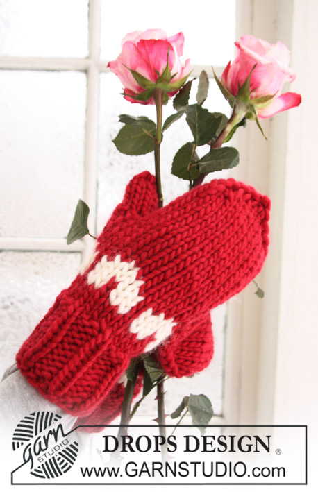 Love Glove / DROPS Extra 0-610 - Manguito o manoplas para mujeres y hombres en DROPS Eskimo. La pieza está tejida con patrón de jacquard con corazones. Tallas S – L. Tema: Navidad.